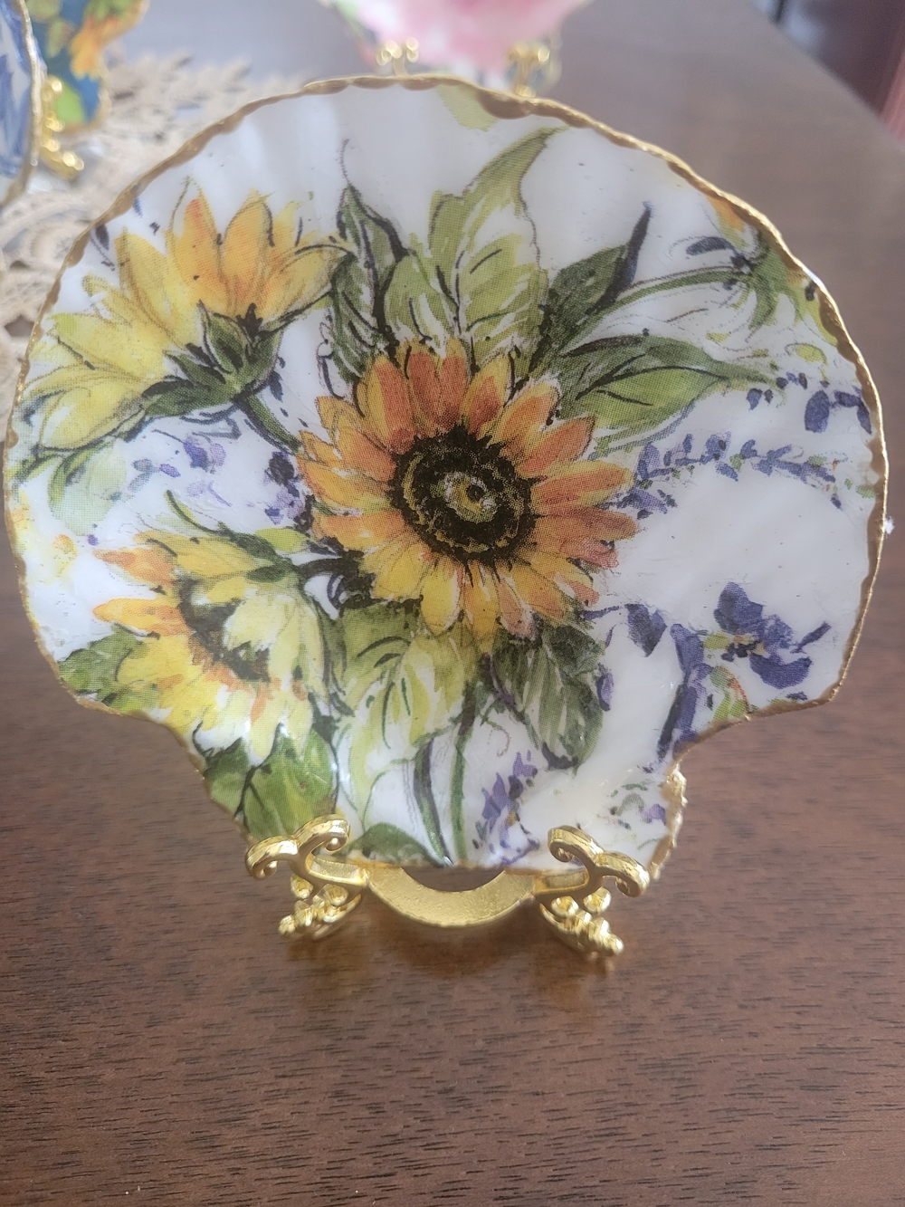 Decoupage Clam Shell With Gold Stand